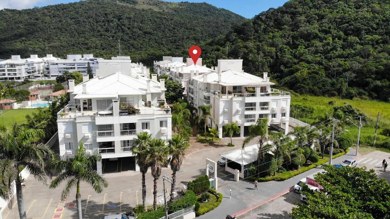 Villa Giardino: Beachfront Condo with Pool and Sports Facilities Florianopolis Apartment