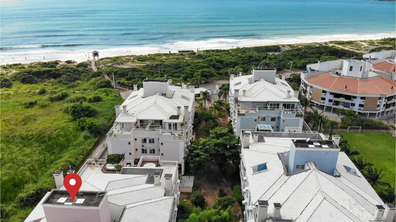 Villa Giardino: Beachfront Condo with Pool and Sports Facilities Florianopolis