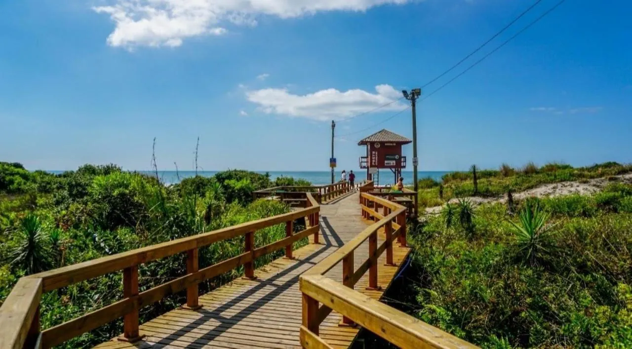 Villa Giardino: Beachfront Condo with Pool and Sports Facilities Florianopolis Apartment